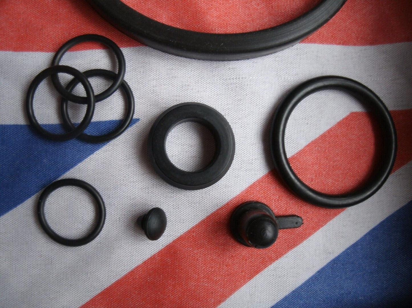 ROVER P6 2000 2200 3500 3500s ALL MODELS REAR BRAKE CALIPER SEAL KIT1966 to 1977